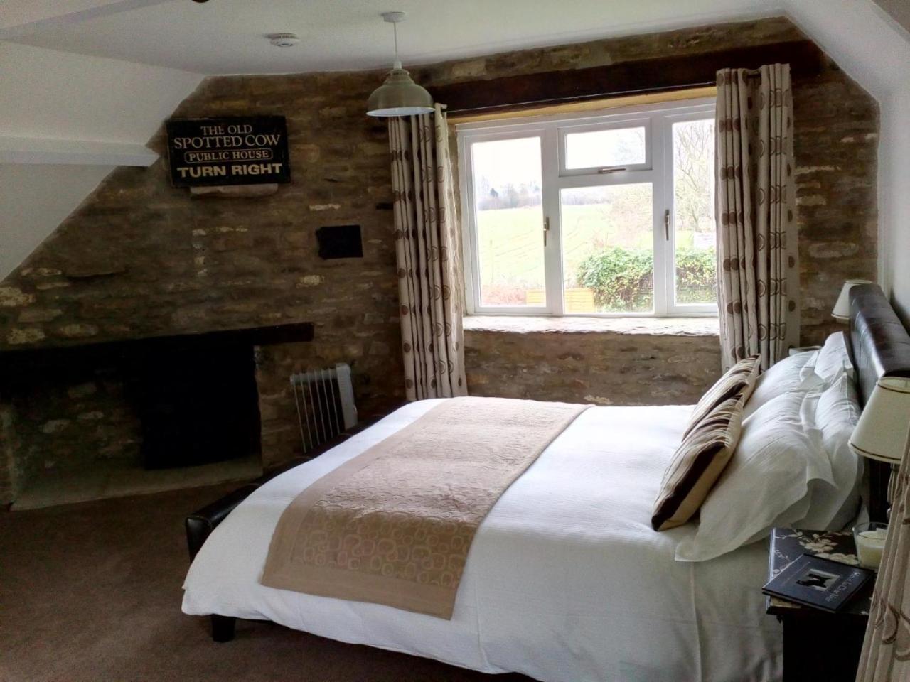 The Old Spotted Cow Bed and Breakfast Marston Meysey Exterior foto
